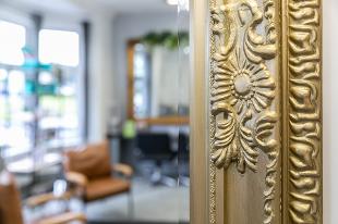 ornate mirror edge in gold with hd salon reflection